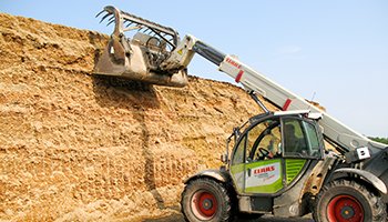 Eine Landwirtschaftliche Maschine nimmt Substrat auf