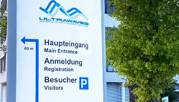 Foto des Firmenschildes von Ultrawaves am Standort Karlsbad-Ittersbach in Deutschland